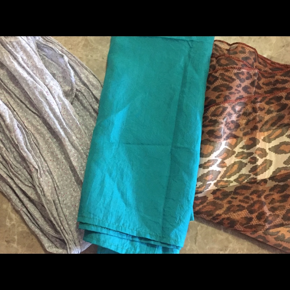 Bundle of 3 scarves 🧣